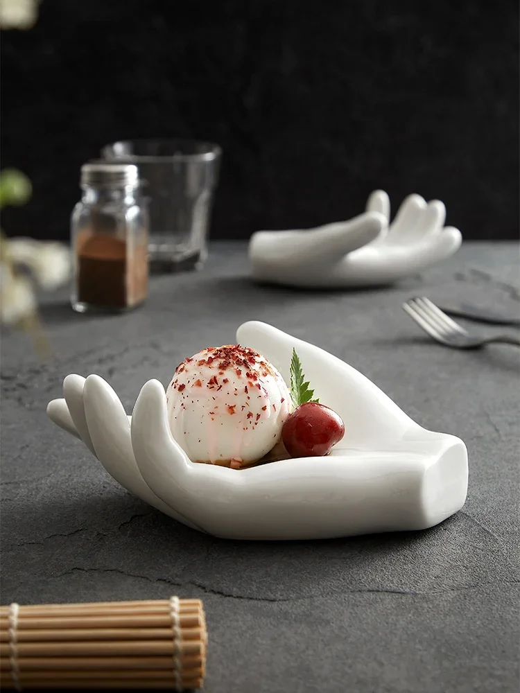 Platos chinos creativos de forma especial para Hotel, platos de cerámica blancos en forma de mano, vajilla de postre de restaurante de alta gama especial para Club