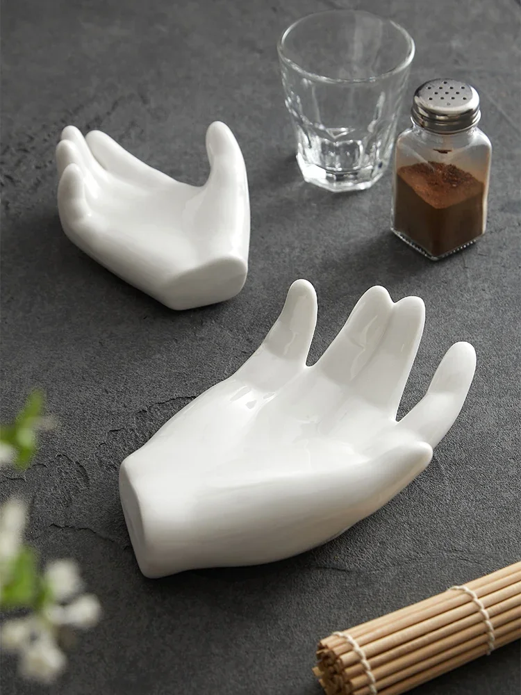 Platos chinos creativos de forma especial para Hotel, platos de cerámica blancos en forma de mano, vajilla de postre de restaurante de alta gama especial para Club