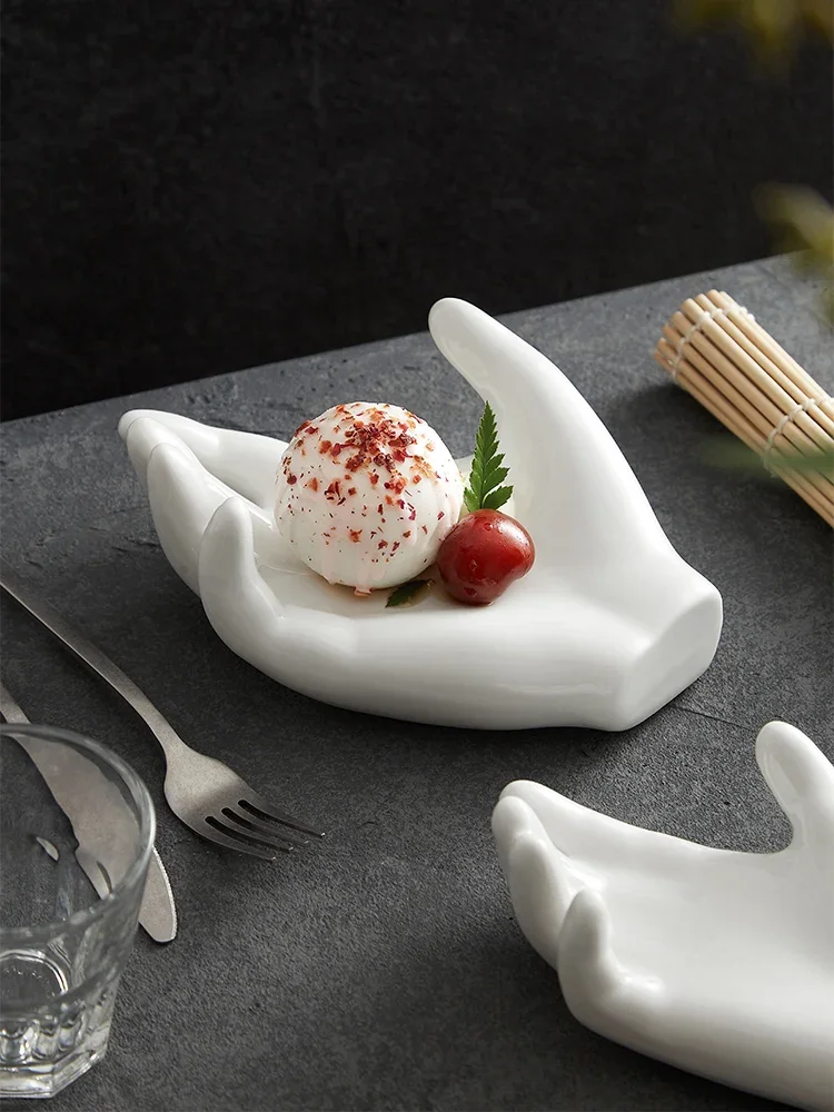Platos chinos creativos de forma especial para Hotel, platos de cerámica blancos en forma de mano, vajilla de postre de restaurante de alta gama especial para Club